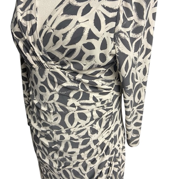Lauren Ralph Lauren Grey and White Ruched Wrap Dress Size 8 V Neck Bodycon - Picture 11 of 13